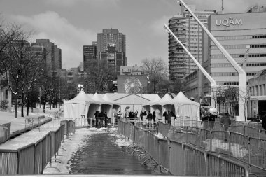 MONTREAL QUEBEC CACADA 03 24 2020: COVID-19 test taraması sosyal hizmetler görevlisi Montreal şehir merkezinde. Çin, Wuhan 'dan salgın hastalık.