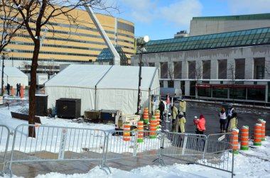 MONTREAL QUEBEC CACADA 03 24 2020: COVID-19 test taraması sosyal hizmetler görevlisi Montreal şehir merkezinde. Çin, Wuhan 'dan salgın hastalık.