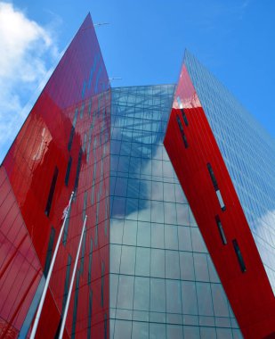 MONTREAL QUEBEC CANADA 03 24 2020: Ilot Balmoral her biri 13 katlı iki mimari yapı etrafında döner, tam yükseklikte bir atriyum oluşturan eğimli bir fay hattı ile ayrılır