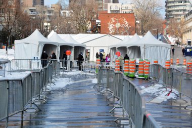 MONTREAL QUEBEC CACADA 03 24 2020: COVID-19 test taraması sosyal hizmetler görevlisi Montreal şehir merkezinde. Çin, Wuhan 'dan salgın hastalık.
