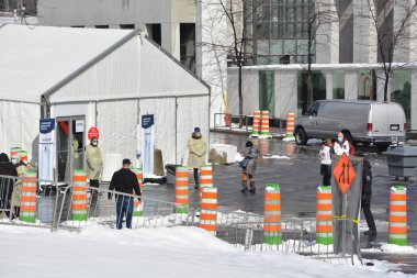 MONTREAL QUEBEC CACADA 03 24 2020: COVID-19 test taraması sosyal hizmetler görevlisi Montreal şehir merkezinde. Çin, Wuhan 'dan salgın hastalık.