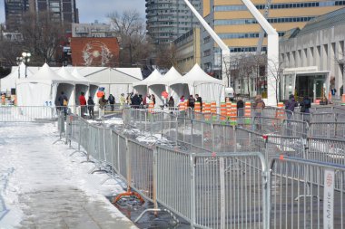 MONTREAL QUEBEC CACADA 03 24 2020: COVID-19 test taraması sosyal hizmetler görevlisi Montreal şehir merkezinde. Çin, Wuhan 'dan salgın hastalık.