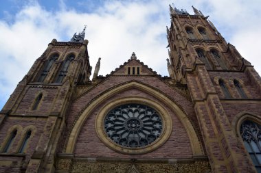 Montreal, Kanada: Saint James Birleşik Kilisesi mimari detayı. Ünlü miras kilisesi Saint Catherine Caddesi 'nde yer almaktadır..  
