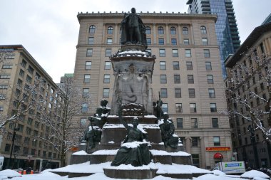 MONTREAL CANADA 03 24 2020: The Edward VII Anıtı, sanatçı Louis-Philippe Hebert tarafından yapılan ve Kanada 'nın Quebec kentindeki Phillips Meydanı' nda bulunan bir heykeldir..