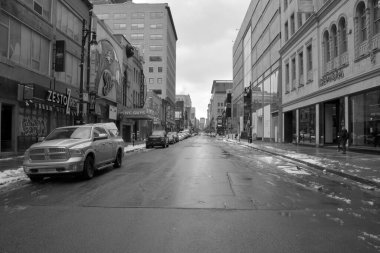 MONTREAL QUEBEC CACADA 03 24 2020: Montreal şehir merkezi Saint Catherine caddesi CACADA 19 salgınını önlemek için gouvernement tarafından kapatılan gereksiz işletmeler neredeyse boş