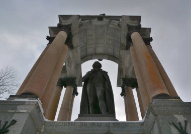 Montreal şehrinde kışın anıt