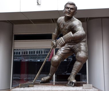 MONTREAL QUEBEC CANADA 03 24 2020: Çan Merkezi önünde Howie Morenz heykeli. NHL 'nin ilk yıldızlarından biri olarak kabul edilen Morenz, ligde 14 sezon oynadı..