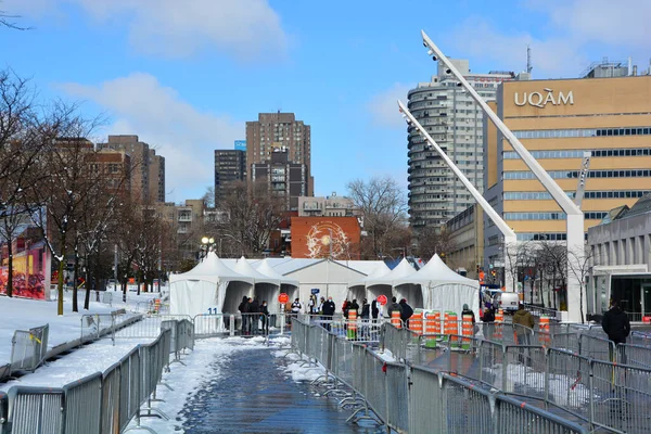MONTREAL QUEBEC CACADA 03 24 2020: COVID-19 test taraması sosyal hizmetler görevlisi Montreal şehir merkezinde. Çin, Wuhan 'dan salgın hastalık.