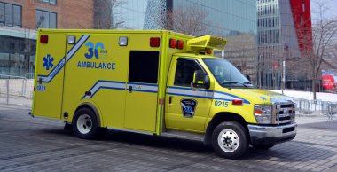 MONTREAL QUEBEC CANADA 06: 13 2019: Bir sağlık kamyonu, akut hastalıkları veya yaraları olan insanlara hastane öncesi değerlendirme ve tıbbi bakım sağlayan bir sağlık görevlisidir. Kanada 'da