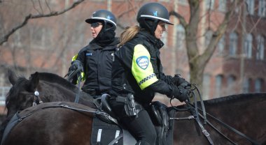 MONTREAL QUEBEC CANADA 03 24 2020: Montreal atlı devriye memurları at birimleriyle ilgili polis operasyonlarında uzmandır. Covid-19 salgınında görevliyim.