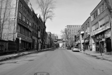 MONTREAL QUEBEC CACADA 03 24 2020: Montreal şehir merkezi Saint Catherine caddesi CACADA 19 salgınını önlemek için gouvernement tarafından kapatılan gereksiz işletmeler neredeyse boş