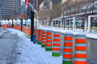 MONTREAL QUEBEC CACADA 03 24 2020: COVID-19 test gösterimi açık hava sinemalarında. Montreal şehir merkezinde. Çin, Wuhan 'dan salgın hastalık.