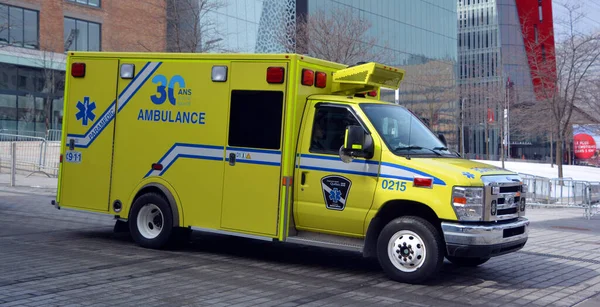 Montreal Quebec Canada 2019 Парамедична Вантажівка Медичним Працівником Забезпечує Долікарняну — стокове фото