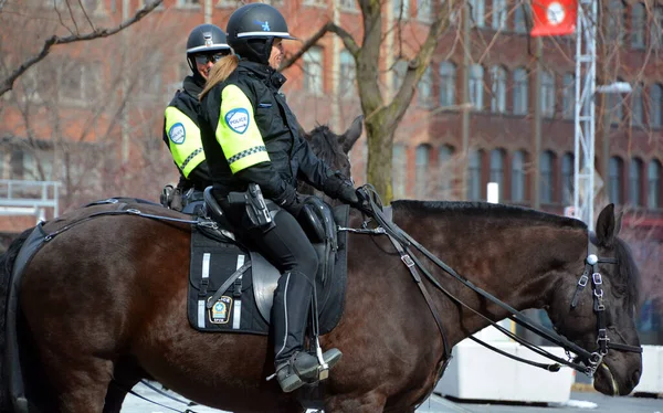 Montreal Quebec Canada 2020 蒙特利尔骑警是参与骑警行动的专家 Covid 19大流行病值班 — 图库照片