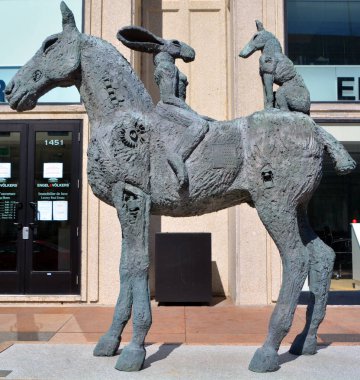 Aşıklar At Sırtında, Bronz Yazan Sophie Ryder 1963 'te Londra, İngiltere' de doğdu. Montreal, Kanada 'daki Kraliyet Sanat Akademisi' nde Birleşik Sanatlar okudu.