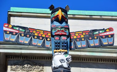 MONTREAL QUEBEC CANADA - 03 08: 19: Charles Joseph 'in 55 metrelik totem heykelinin ayrıntıları kayıp gençliğini ve iyileşme yolculuğunu simgeliyor.
