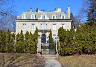 MONTREAL QUEBEC CANADA - 04 07 2020: Westmount 'ta bir zamanlar Kanada' nın en zengin topluluğu olan Montreal Adası 'nın varlıklı bir banliyösü.