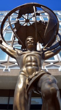 MONTREAL CANADA - 04 07 2020: Atlas Yunan mitolojisi heykeli, gökküreyi tutan bir Titan 'dı. Orijinal versiyonu Lee Oskar Lawrie tarafından Rene Paul Chambellan işbirliğiyle oluşturuldu.