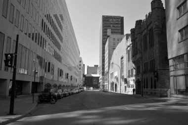 MONTREAL QUEBEC CANADA - 03: 24 2020: CUVID-19 salgınını önlemek için gouvernement tarafından kapatılan gereksiz işletmelerin ardından Montreal caddesi neredeyse boş