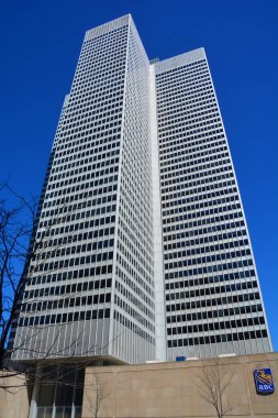 MONTREAL QUEBEC CANADA - 04 07 2020: Place ville Marie 'nin binası .1 Place Ville Marie 47 katlı, haçlı ofis kulesi 1962' de Uluslararası stilde inşa edildi.. 