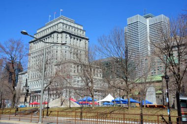 MONTREAL QUEBEC CANADA - 04 07 2020: Montreal Kanada 'da Sunlife Building. Sun Life Binası 1155 Metcalfe Caddesi' ndeki tarihi bir ofis binasıdır..