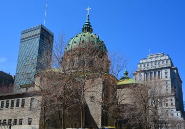 MONTREAL QUEBEC CANADA - 04 07 2020: Montreal Sunlife şehir merkezi ve Dünya Katedrali Kraliçesi Mary Katedrali Bazilikası