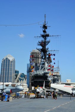 SAN DIEGO, CALIFORNIA USA - 04 8 2015: USS Midway, ABD Donanması 'nın bir uçak gemisidir. 2. Dünya Savaşı 'nın bitiminden bir hafta sonra görevlendirilen gemi artık bir müze gemisi. 