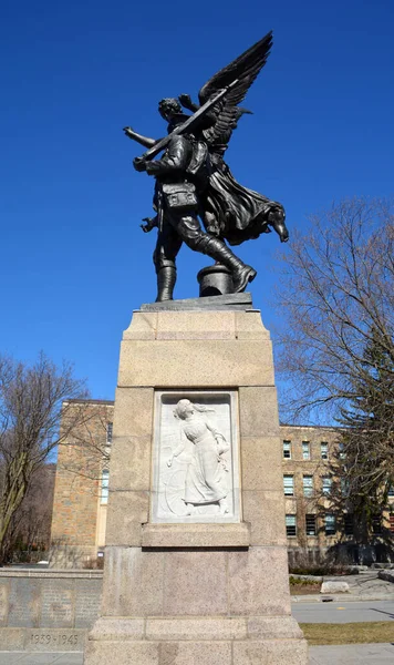 Monreal Canada 2020 ウェストマウント戦争 記念碑は当時とは大きく異なっていました 4年間続いた第一次世界大戦から192の名前があります 第二次世界大戦の名前は260 — ストック写真