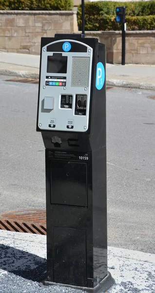 Monreal Canada 2020年3月24日 駐車場有料ステーション ドライバーは 駐車されている番号のスポットのために支払うために各通りにあるキオスクや スマートメーター で現金またはクレジットカードを使用します — ストック写真