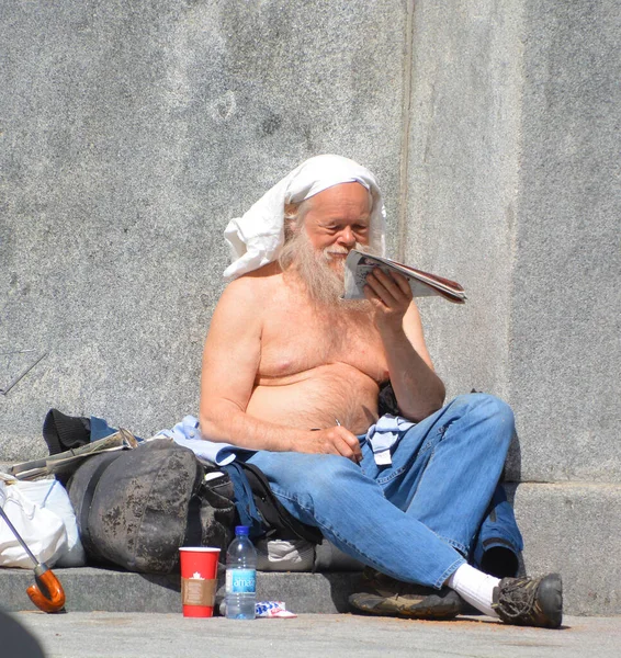 MONTREAL CANADA - 03 24 2020: parktaki evsizler. Montreal şehrinde tahminlere göre 10.000 ile 30,000 arasında insanın sabit bir adresi yok.