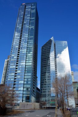 MONTREAL QUEBEC CANADA - 04 04 04 2020: Tour des Canadian ens 2 (2019) ve 3 (2021 yapımı) apartman dairesi gökdelenleri kompleksi. Montreal şehir merkezindeki Bell Center 'ın yanında yer almaktadır.