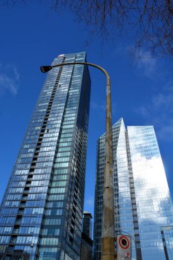 MONTREAL QUEBEC CANADA - 04 04 04 2020: Tour des Canadian ens 2 (2019) ve 3 (2021 yapımı) apartman dairesi gökdelenleri kompleksi. Montreal şehir merkezindeki Bell Center 'ın yanında yer almaktadır.