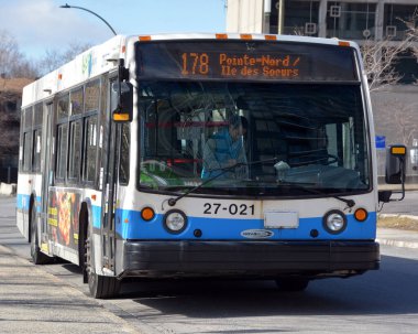 MONTREAL QUEBEC CANADA - 04 01 2020: STM logosu şehir otobüslerinden birinde, Amerika 'nın en büyük ulaşım ağlarından birini işletiyor
