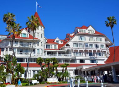 SAN DIEGO CA USA - 8 Nisan 2015: San Diego, ABD 'deki Victorian Hotel del Coronado. Otelde Marilyn Monroe 'nun oynadığı 