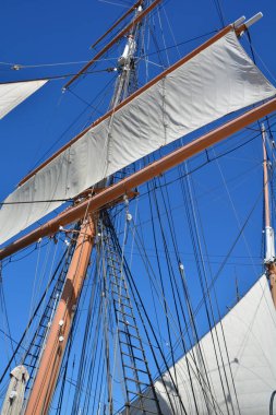 SAN DIEGO CA USA - 6 Nisan 2015: Hindistan 'ın yıldızı, 1863' te yapılmış demir gövdeli bir yelkenli gemi, San Diego Limanı 'na yanaştı. Denizcilik Müzesi 'ne demirlemiş en eski aktif ticaret gemisidir..
