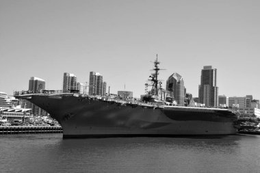 SAN DIEGO, CALIFORNIA USA - 04 8 2015: USS Midway, ABD Donanması 'nın bir uçak gemisidir. 2. Dünya Savaşı 'nın bitiminden bir hafta sonra görevlendirilen gemi artık bir müze gemisi.
