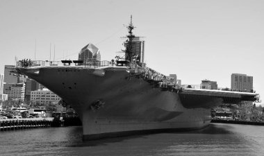 SAN DIEGO, CALIFORNIA USA - 04 8 2015: USS Midway, ABD Donanması 'nın bir uçak gemisidir. 2. Dünya Savaşı 'nın bitiminden bir hafta sonra görevlendirilen gemi artık bir müze gemisi.
