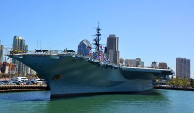 SAN DIEGO, CALIFORNIA USA - 04 8 2015: USS Midway, ABD Donanması 'nın bir uçak gemisidir. 2. Dünya Savaşı 'nın bitiminden bir hafta sonra görevlendirilen gemi artık bir müze gemisi.