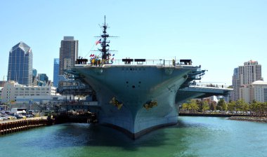 SAN DIEGO, CALIFORNIA USA - 04 8 2015: USS Midway, ABD Donanması 'nın bir uçak gemisidir. 2. Dünya Savaşı 'nın bitiminden bir hafta sonra görevlendirilen gemi artık bir müze gemisi.
