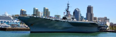 SAN DIEGO, CALIFORNIA USA - 04 8 2015: USS Midway, ABD Donanması 'nın bir uçak gemisidir. 2. Dünya Savaşı 'nın bitiminden bir hafta sonra görevlendirilen gemi artık bir müze gemisi.