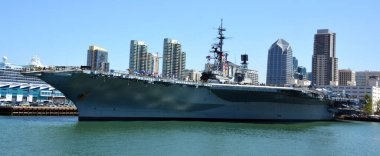 SAN DIEGO, CALIFORNIA USA - 04 8 2015: USS Midway, ABD Donanması 'nın bir uçak gemisidir. 2. Dünya Savaşı 'nın bitiminden bir hafta sonra görevlendirilen gemi artık bir müze gemisi.