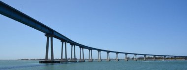 SAN DIEGO - 2009 Nisan 2015: Coronado Köprüsü, San Diego Körfezi üzerinde San Diego Körfezi 'ni Coronado, Kaliforniya' ya bağlayan önceden gerilmiş bir çelik kiriş köprüsü. 