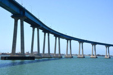 SAN DIEGO - 2009 Nisan 2015: Coronado Köprüsü, San Diego Körfezi üzerinde San Diego Körfezi 'ni Coronado, Kaliforniya' ya bağlayan önceden gerilmiş bir çelik kiriş köprüsü. 