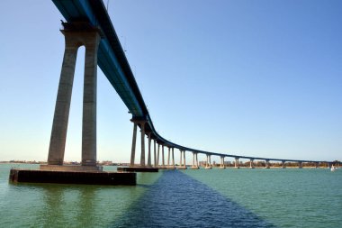 SAN DIEGO - 2009 Nisan 2015: Coronado Köprüsü, San Diego Körfezi üzerinde San Diego Körfezi 'ni Coronado, Kaliforniya' ya bağlayan önceden gerilmiş bir çelik kiriş köprüsü. 