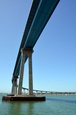 SAN DIEGO - 2009 Nisan 2015: Coronado Köprüsü, San Diego Körfezi üzerinde San Diego Körfezi 'ni Coronado, Kaliforniya' ya bağlayan önceden gerilmiş bir çelik kiriş köprüsü. 