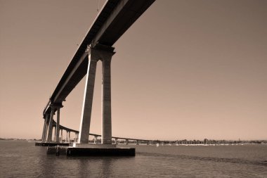 SAN DIEGO - 2009 Nisan 2015: Coronado Köprüsü, San Diego Körfezi üzerinde San Diego Körfezi 'ni Coronado, Kaliforniya' ya bağlayan önceden gerilmiş bir çelik kiriş köprüsü. 