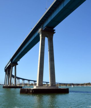 SAN DIEGO - 2009 Nisan 2015: Coronado Köprüsü, San Diego Körfezi üzerinde San Diego Körfezi 'ni Coronado, Kaliforniya' ya bağlayan önceden gerilmiş bir çelik kiriş köprüsü. 