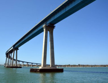 SAN DIEGO - 2009 Nisan 2015: Coronado Köprüsü, San Diego Körfezi üzerinde San Diego Körfezi 'ni Coronado, Kaliforniya' ya bağlayan önceden gerilmiş bir çelik kiriş köprüsü. 