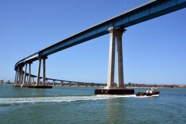 SAN DIEGO - 2009 Nisan 2015: Coronado Köprüsü, San Diego Körfezi üzerinde San Diego Körfezi 'ni Coronado, Kaliforniya' ya bağlayan önceden gerilmiş bir çelik kiriş köprüsü. 