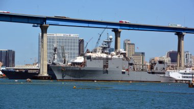 SAN DIEGO CA USA - Nisan 09 2015: USS Pearl Harbor (LSD-52), ABD Donanması 'na bağlı Harpers Ferry sınıfı liman gemisi. İkinci Dünya Savaşı 'nın başladığı Pearl Harbor' un adını aldı..